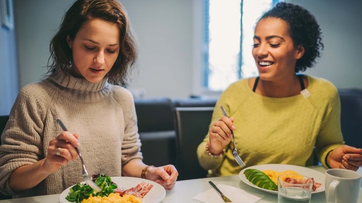 zwei_Frauen_Essen