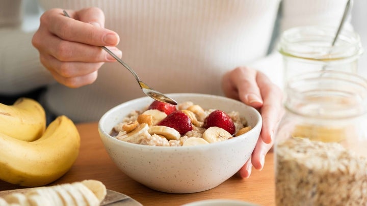 Person mit Muesli