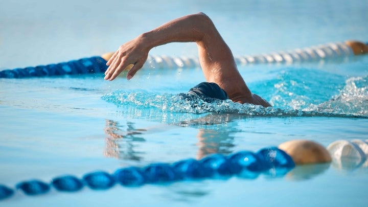 person krault im schwimmbad