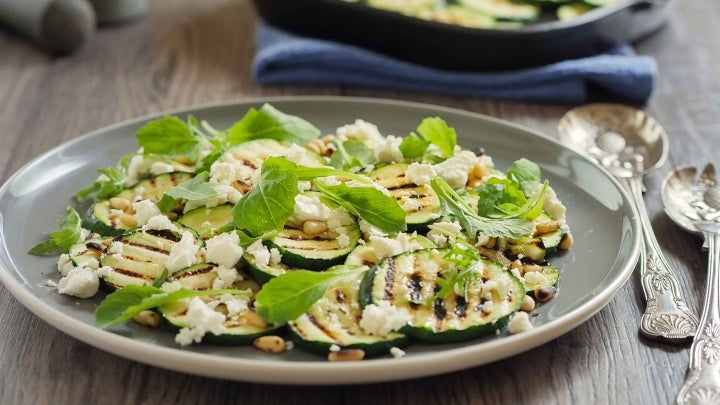 Gegrillte Zucchini mit Pinienkernen und Feta-Käse-Salat