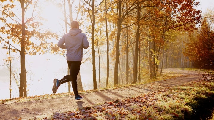 Mann joggt durch den Wald