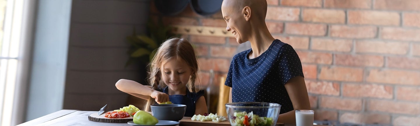 Geschwister kochen zusammen